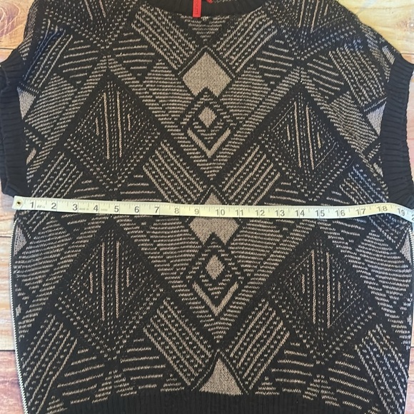 Love Scarlet sweater vest. Zippers on each side, soft and cozy material, medium. - Picture 7 of 8